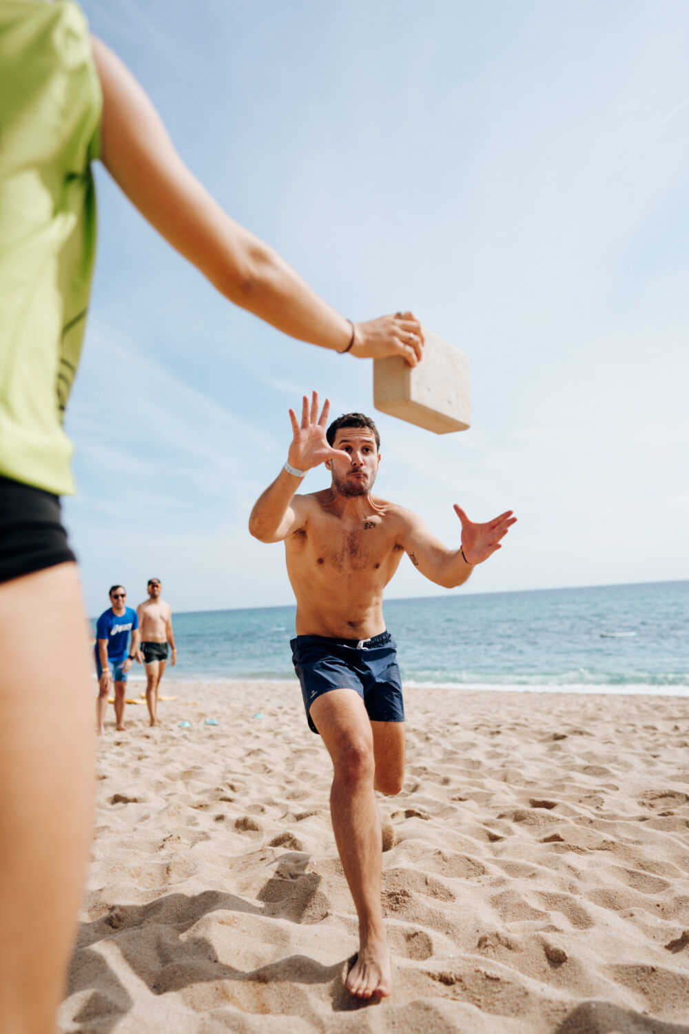 Actividades en la playa en equipo