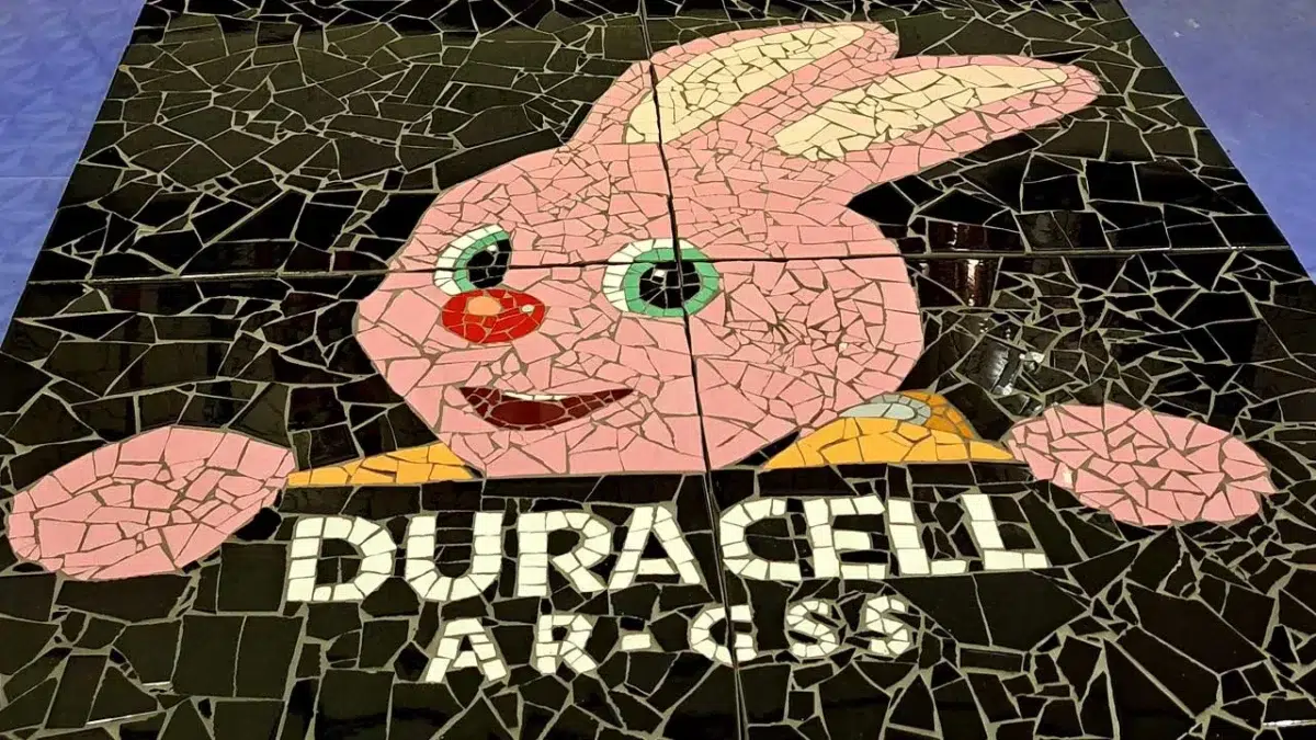 Creación de un Mosaico con el logo de la empresa al Estilo de Gaudí