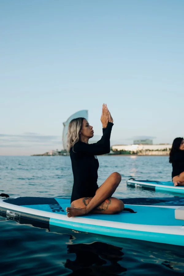 Yoga en Paddle Surf: Equilibrio Acuático