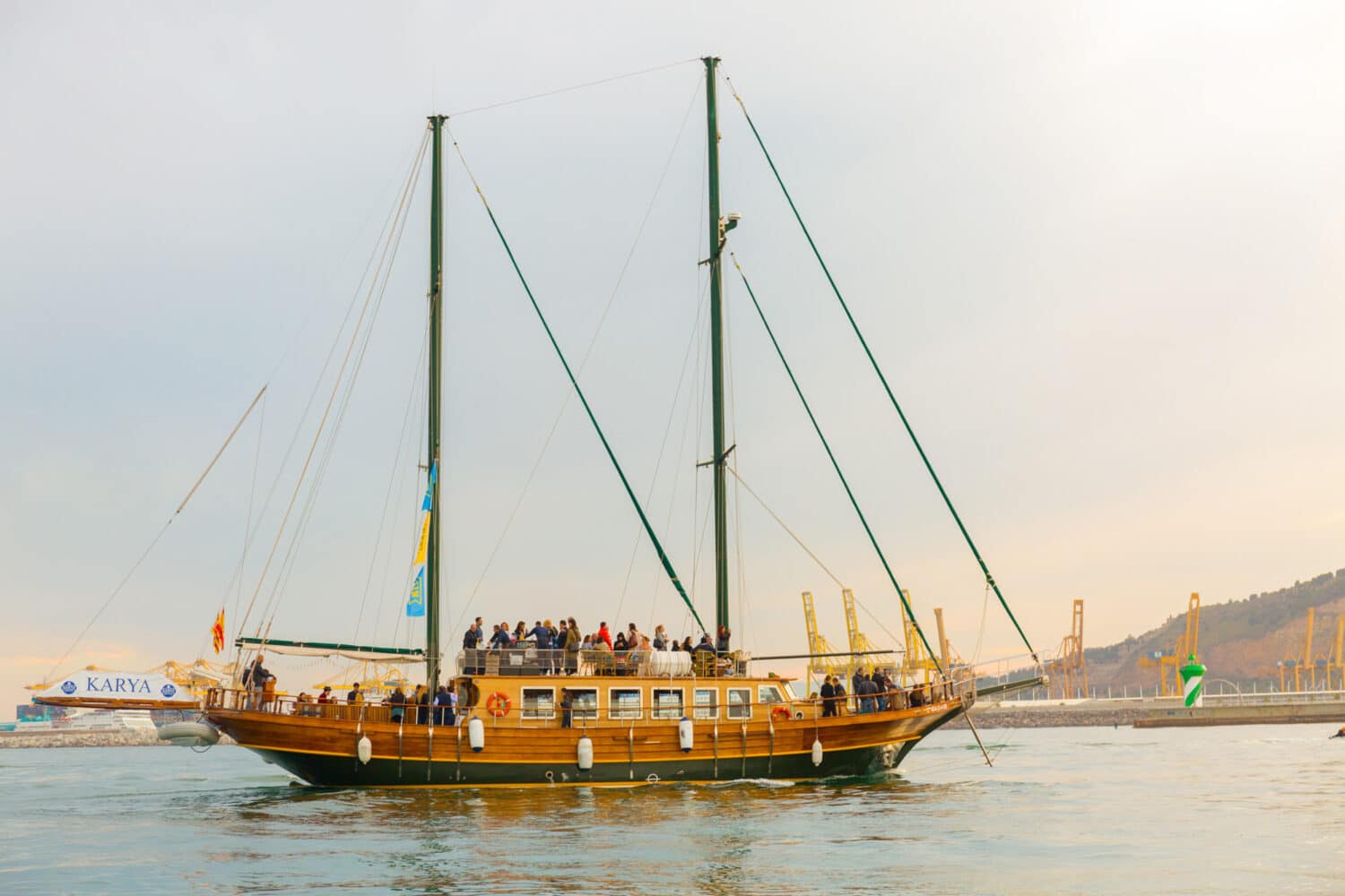 navegar en barco con cata de vinos en Barcelona