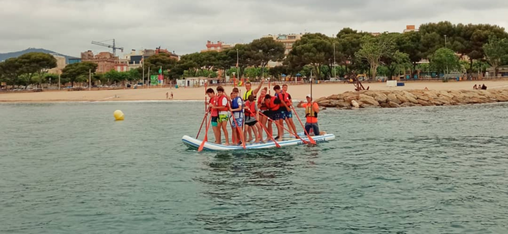 Actividad Acuática en paddle surf en equipo