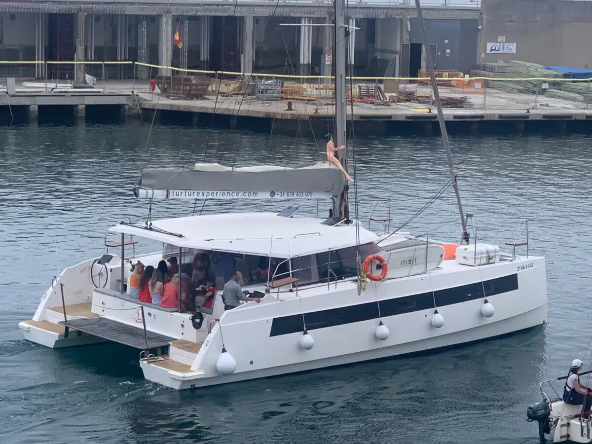 Fiesta de trabajo en un catamarán 